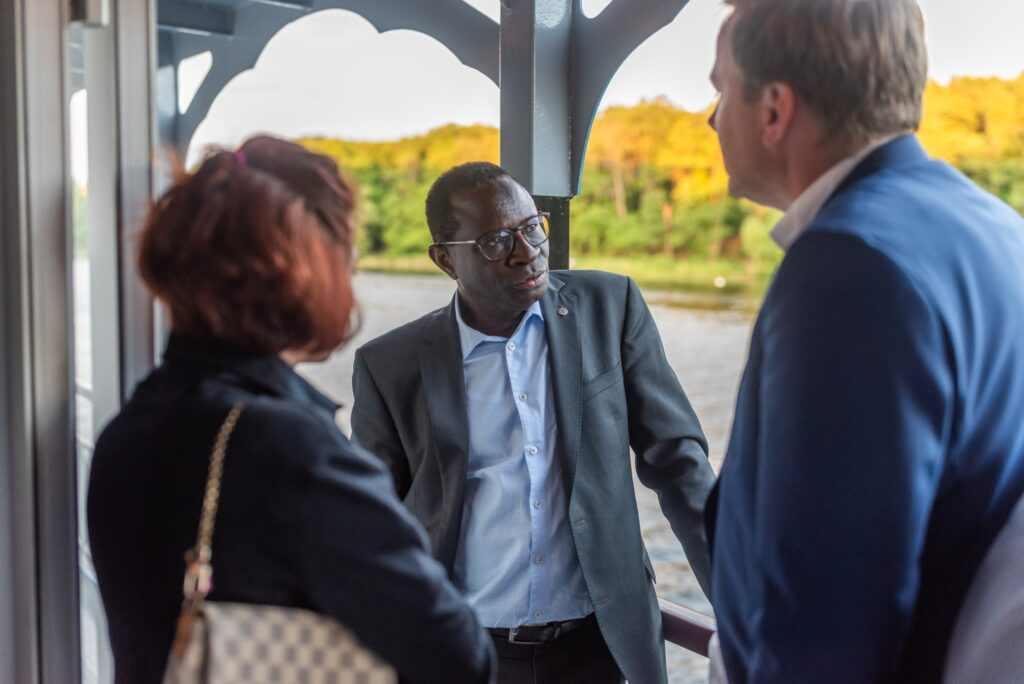 Dr. Karamba Diaby während der Spargelfahrt des Seeheimer Kreises 2023 auf dem Wannsee