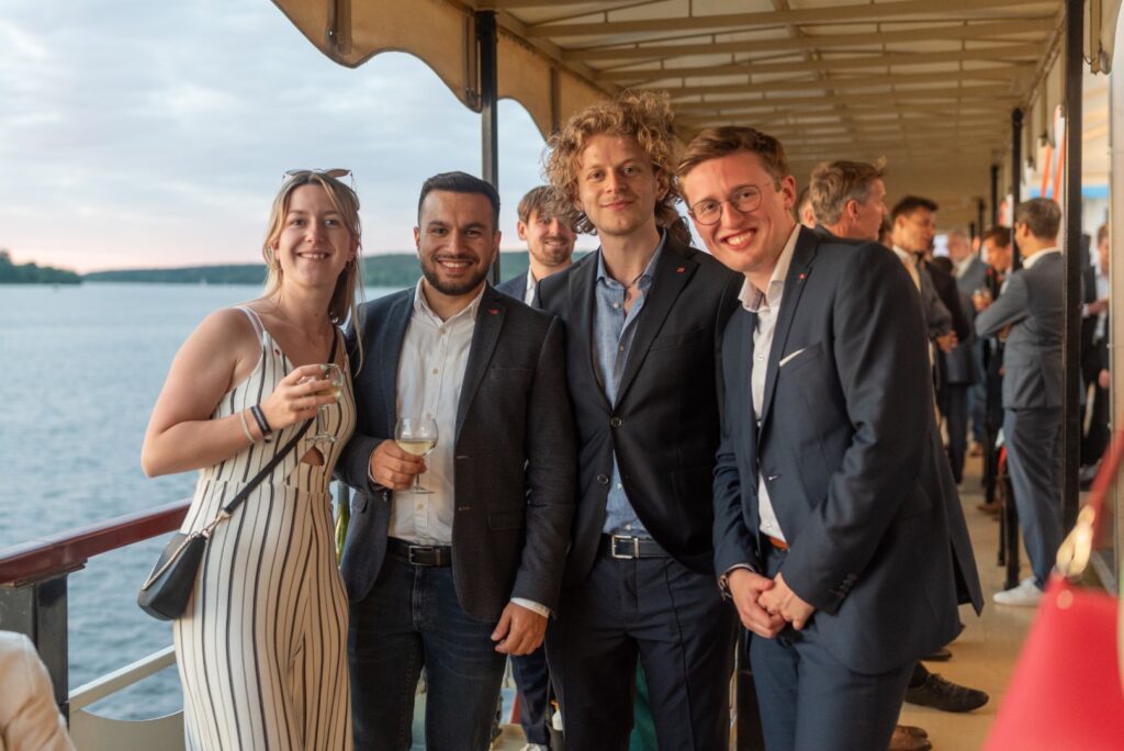 Eine Gruppe von Menschen, u.a. Constantin Ganß, Präsidiumsmitglied der Deutsch-Israelischen Gesellschaft, zur Spargelfahrt 2023 auf dem Berliner Wannsee