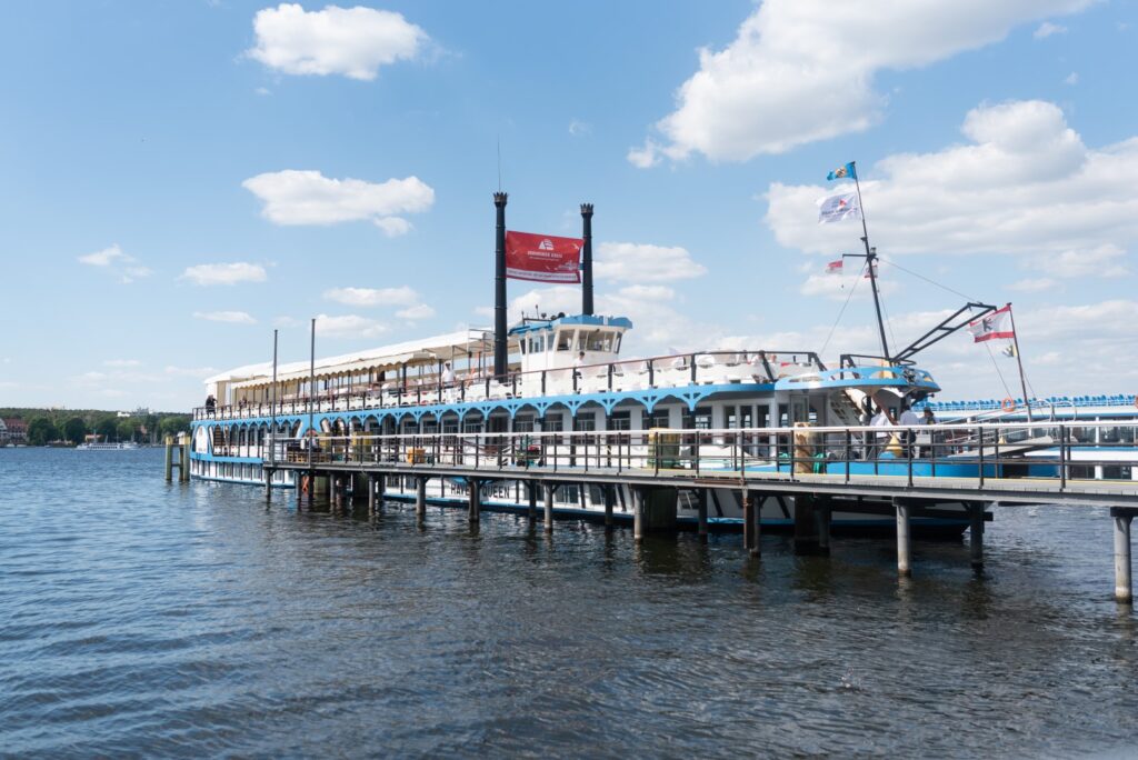 Ein Dampfschiff während der Spargelfahrt des Seeheimer Kreises 2023 auf dem Wannsee