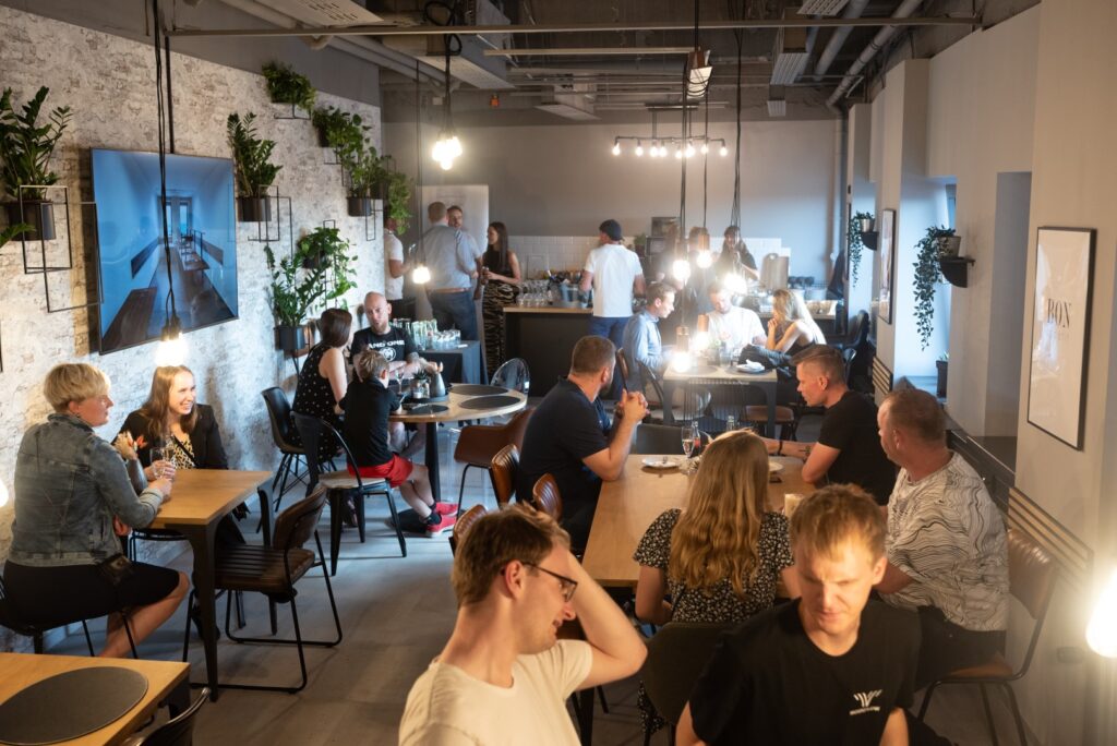 Eine Gruppe von Menschen feiern die Büroerföffnung von Workflow Offices im MDR-Tower in Leipzig