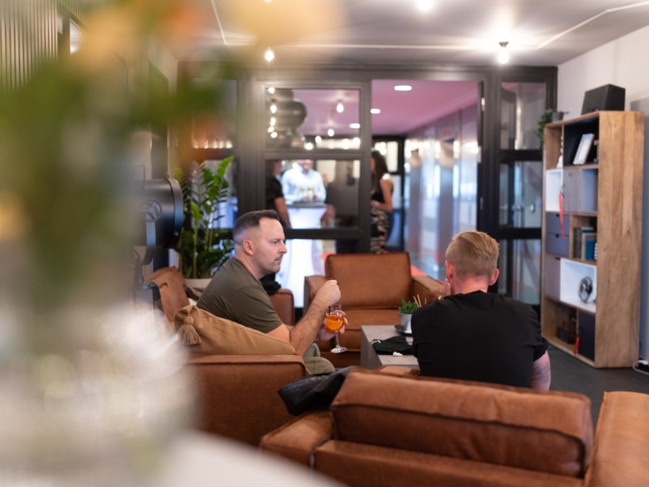 Zwei Männer unterhalten sich in der Lobby von Workflow Office im MDR-Tower in Leipzig