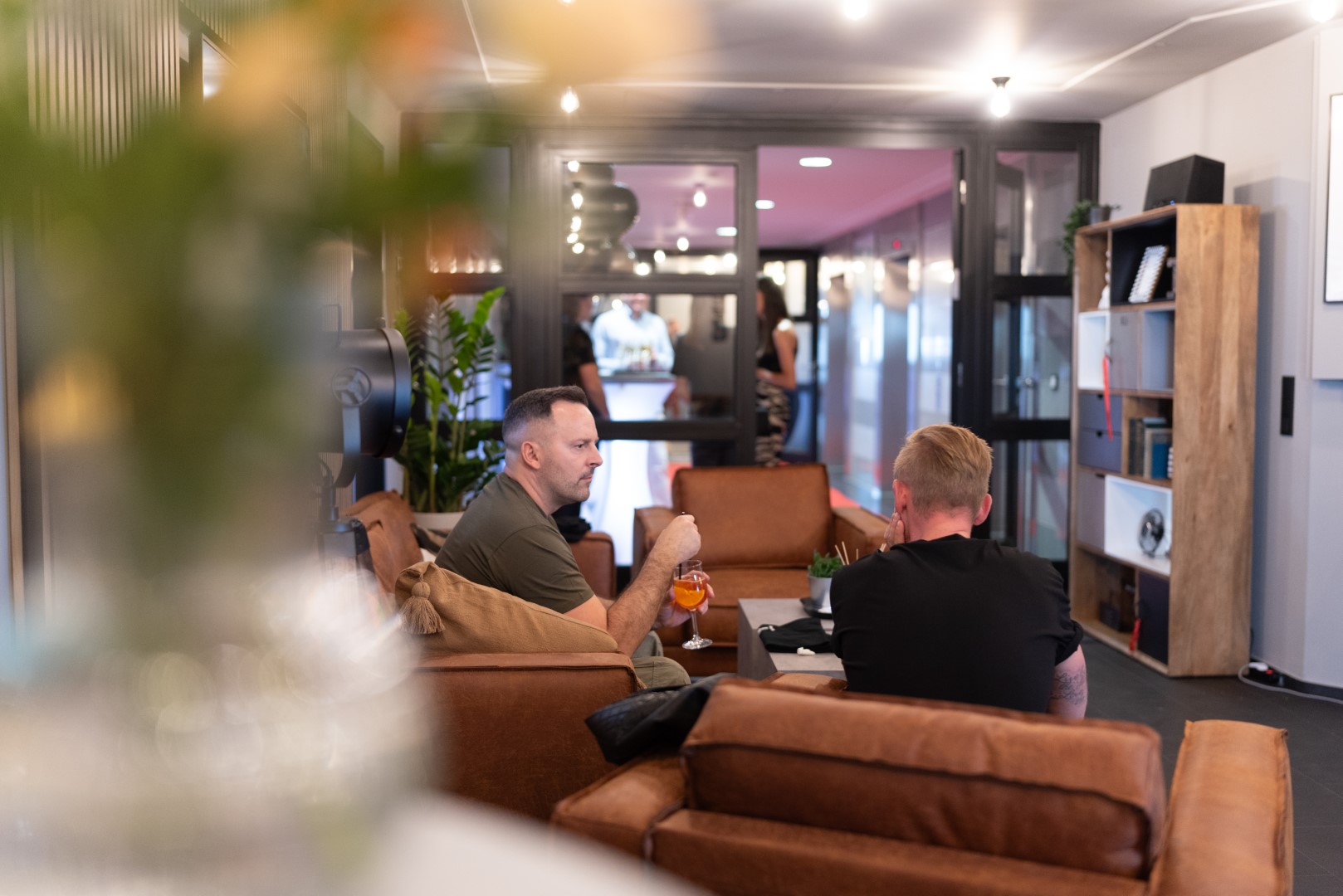 Zwei Männer unterhalten sich in der Lobby von Workflow Office im MDR-Tower in Leipzig