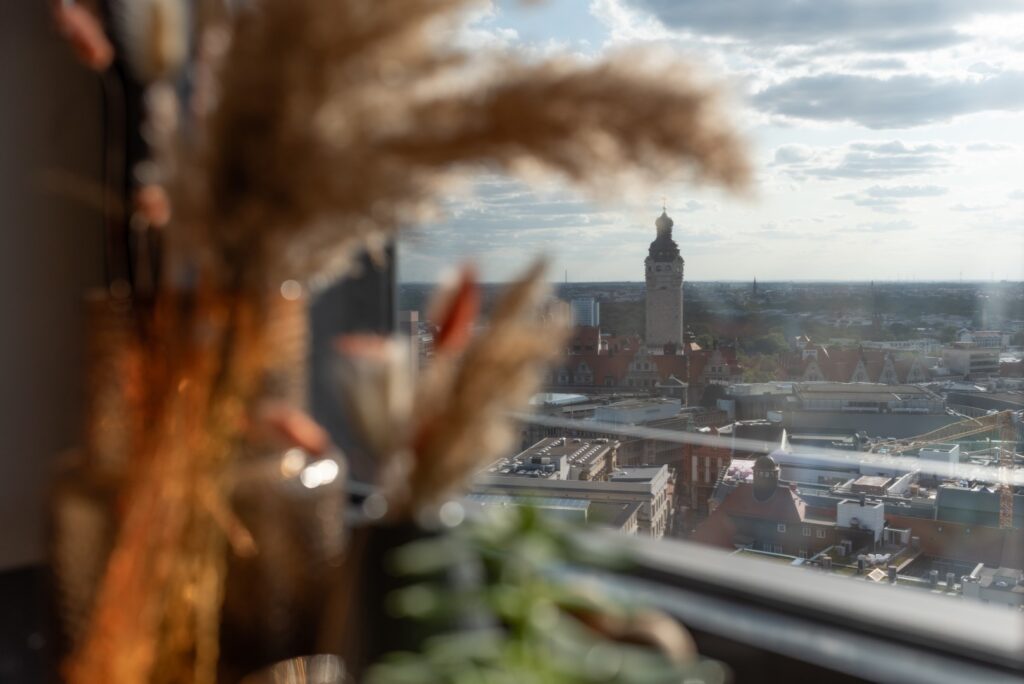 Aussicht über die Leipziger Innenstadt im Sonnenuntergang vom MDR Tower in Leipzig