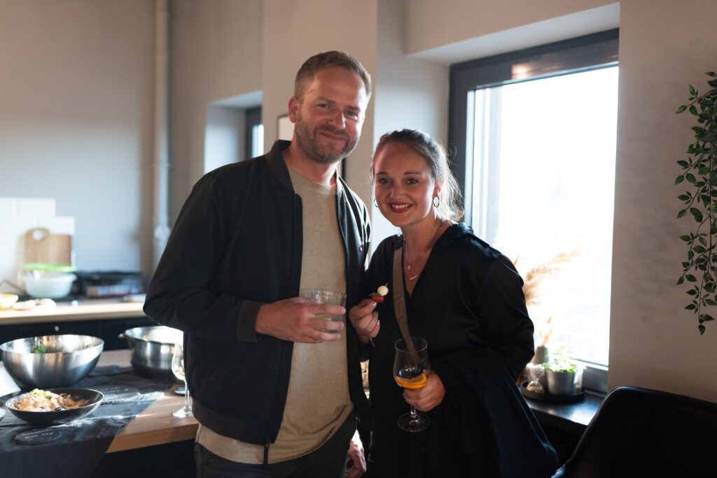 Ein Mann und eine Frau in der Küche des MDR-Towers in Leipzig bei der Workflow Offices Büroeröffnung