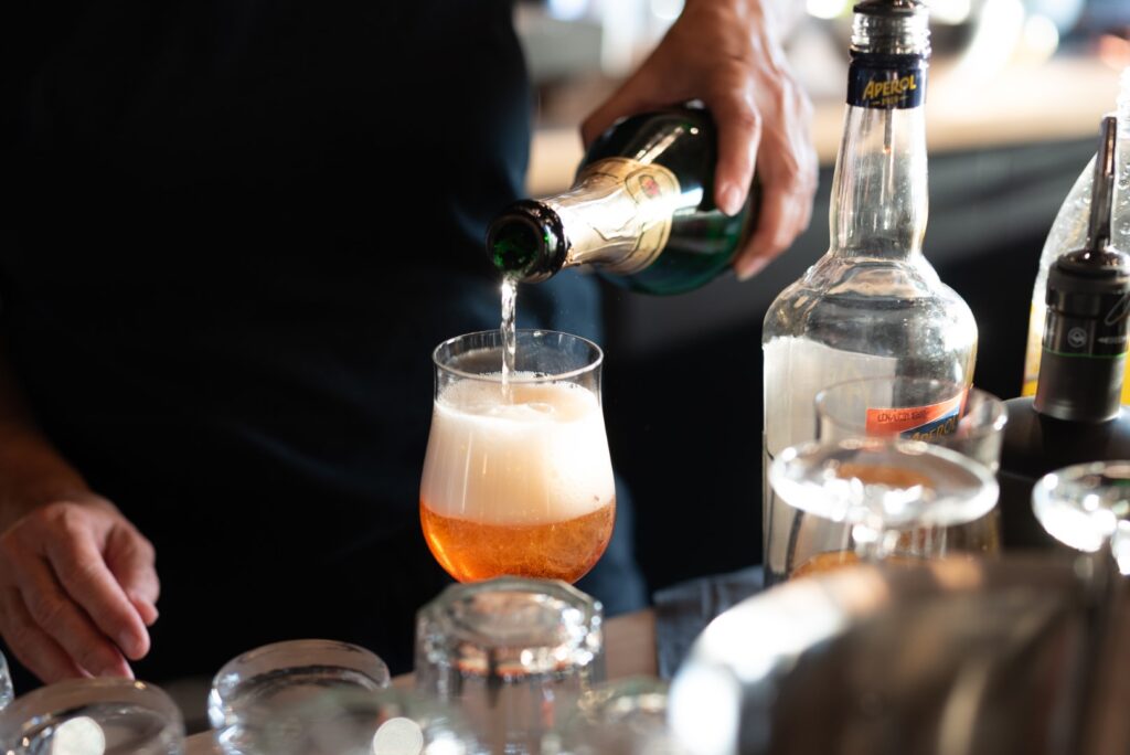 Ein Barkeeper macht einen Aperol Spritz zur Eröffnungsparty von Workflow Coworking in Leipzig