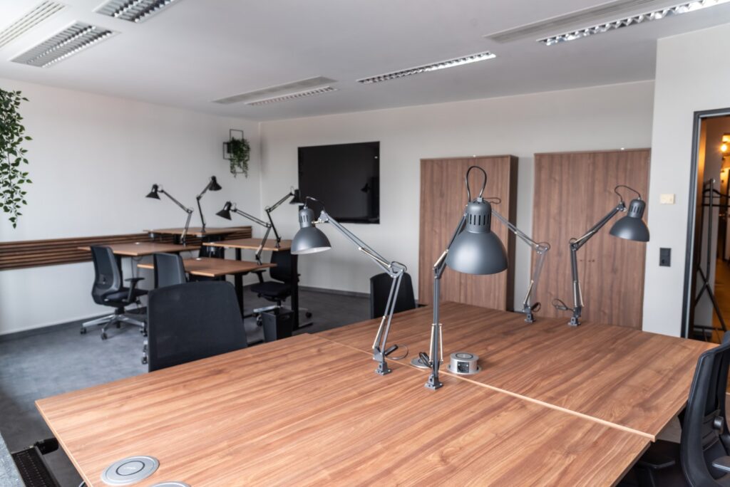 Ein Bürosraum von Workflow Coworking in Leipzig, mit Tischen und ergonomischen Stühlen