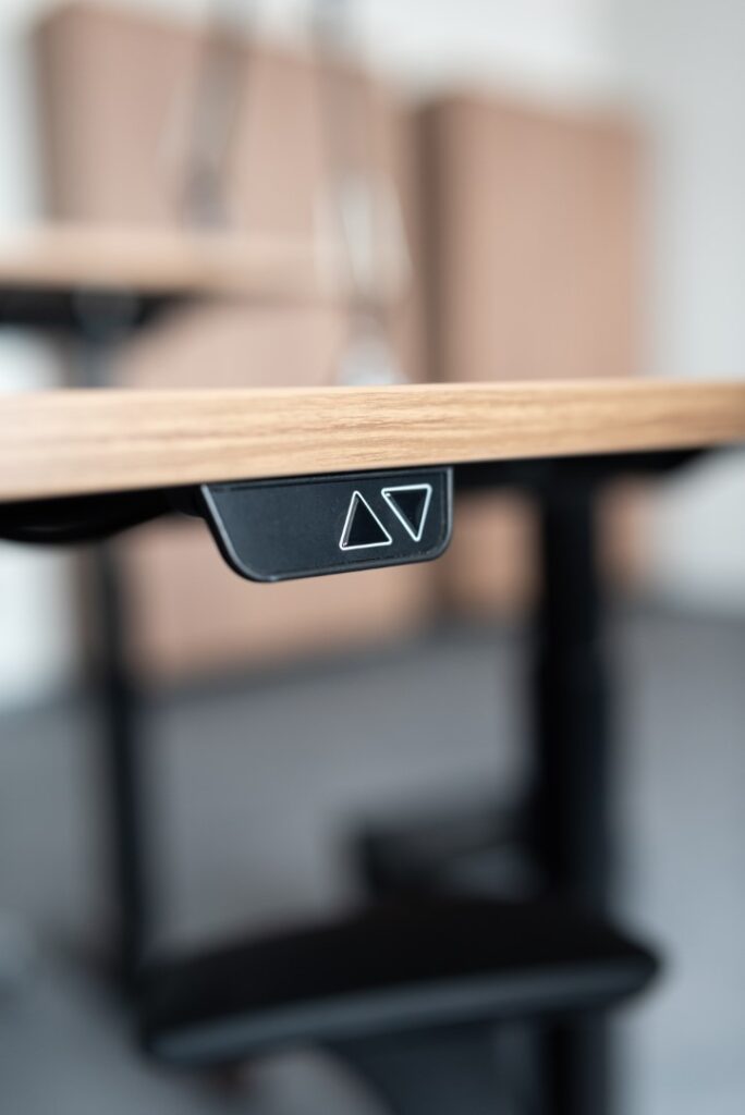 Ein Bürosraum von Workflow Coworking in Leipzig, mit höhenverstellbaren Tischen