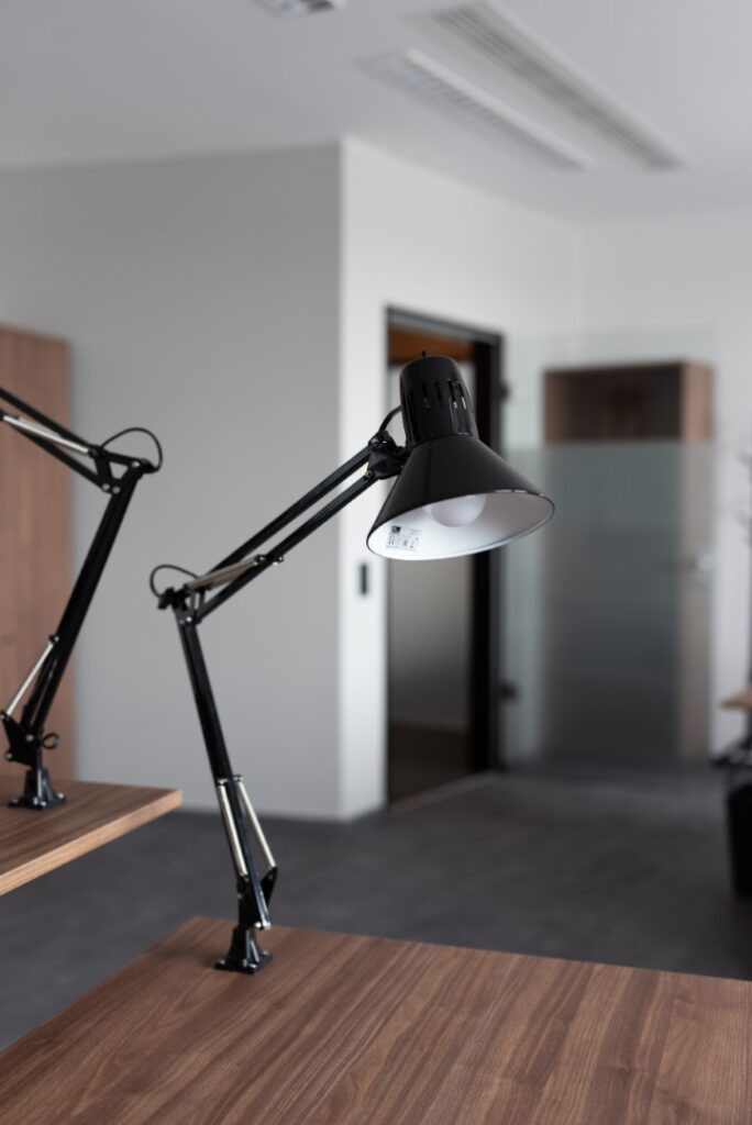 Ein Bürosraum von Workflow Coworking in Leipzig, mit Tischen und Lampen