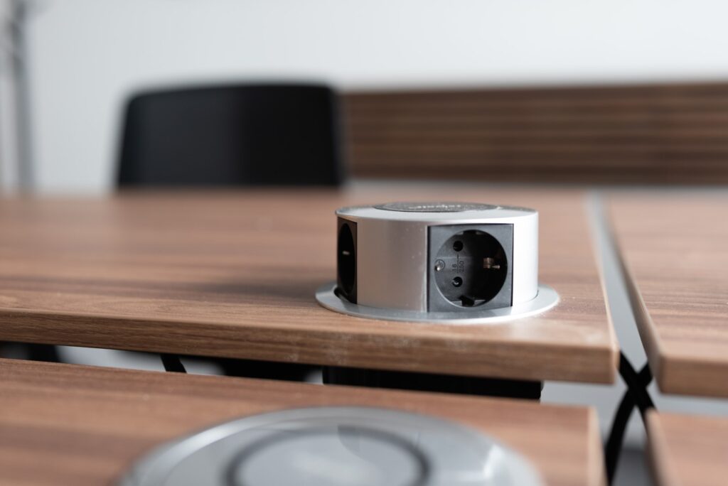 Ein Bürosraum von Workflow Coworking in Leipzig, mit Tischen und Steckdosen