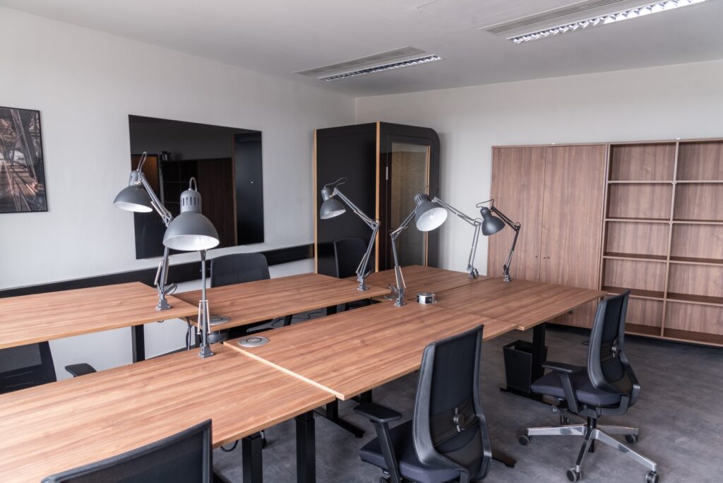 Ein Bürosraum von Workflow Coworking in Leipzig, mit Tischen und ergonomischen Stühlen