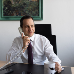 Bundestagsabgeordneter Mahmut Özdemir telefoniert in seinem Büro im Deutschen Bundestag (Foto: Kurt Sauer)