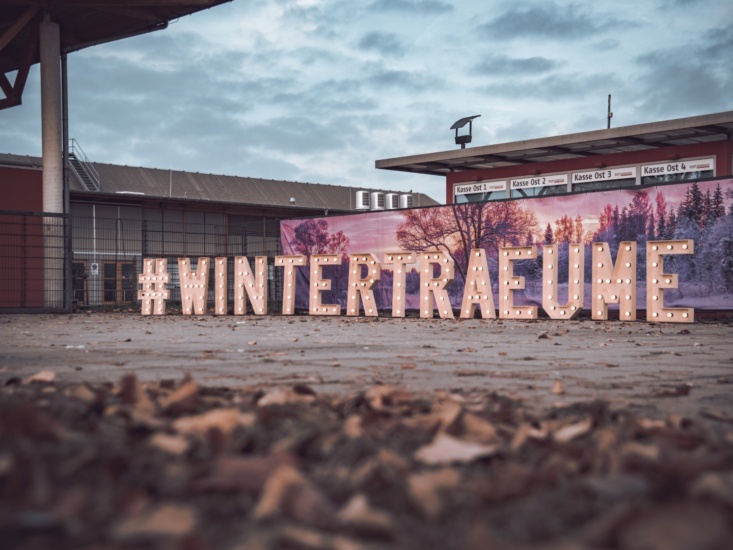 Der Schriftzug #Winterträume steht vor der Winterträume-Messe 2022 in Magdeburg