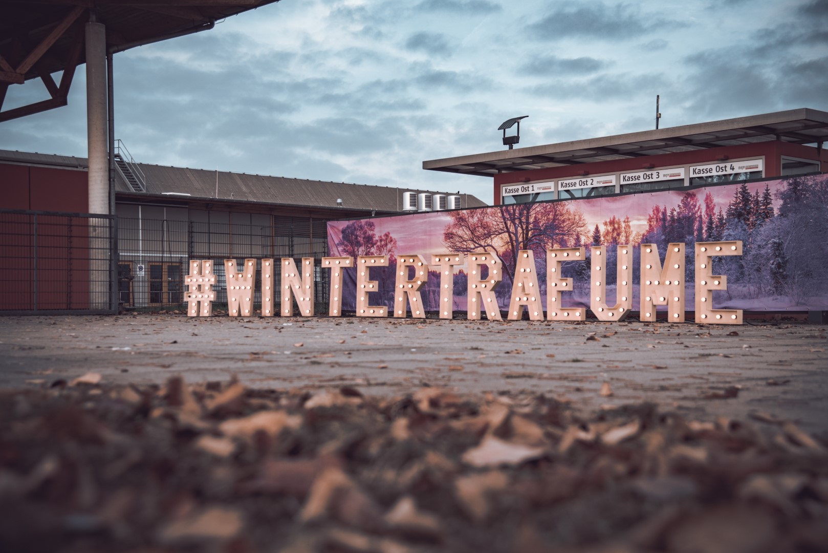 Der Schriftzug #Winterträume steht vor der Winterträume-Messe 2022 in Magdeburg