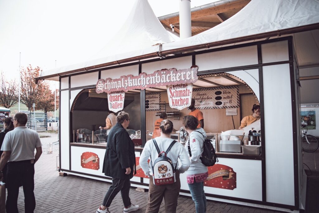 Besucher auf der Winterträume-Messe 2022 in Magdeburg entdecken Weihnachtsdekorationen für innen und außen