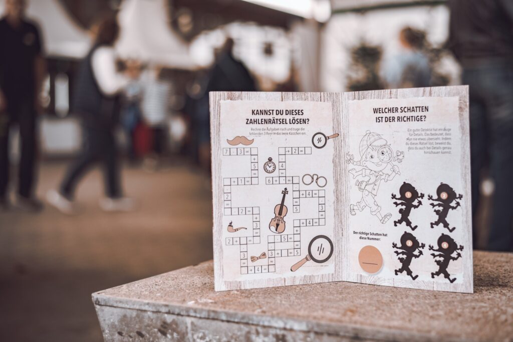 Das Programmhelft der Winterträume-Messe 2022 in Magdeburg liegt in einem Baum