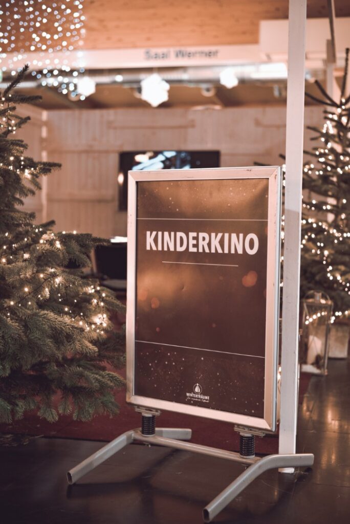 Besucher auf der Winterträume-Messe 2022 in Magdeburg entdecken Weihnachtsdekorationen für innen und außen