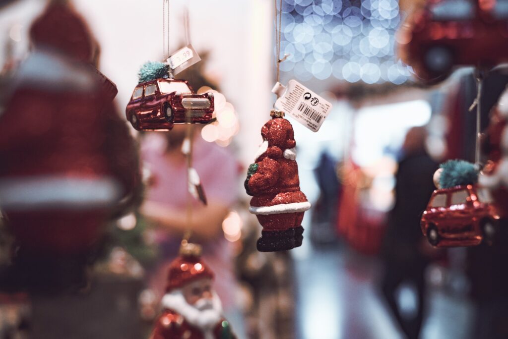 Besucher auf der Winterträume-Messe 2022 in Magdeburg entdecken Weihnachtsdekorationen für innen und außen
